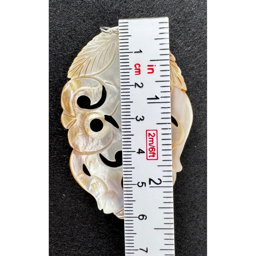 Vintage Hand Carved Mother of Pearl Pendant Leaf Swirl Face Women's Jewelry - Picture 5 of 6